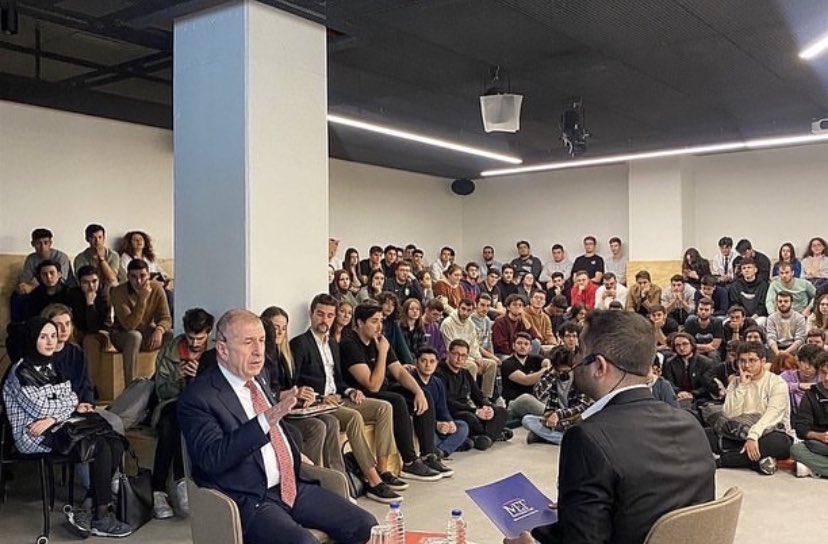 MEFpolitika's tweet photo. “Siyasi Liderler Mef Öğrencileriyle Buluşuyor” etkinliğimizin konuğu Zafer Partisi Genelbaşkanı Ümit Özdağ oldu. Yoğun ilgi olan bu etkinliğimize katıldığınız için Mef Politika olarak teşekkür ederiz.
@umitozdag @MEFuniversitesi https://t.co/etNxuYkhTh