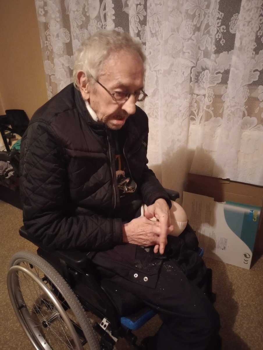 damian_zurawski's tweet image. Dobry wieczór😢 Proszę o RT

Jedna ze smutniejszych wiadomości, jaką dziś odczytałem...💔

Na zdjęciu widzicie załamanego Pana w podeszłym wieku, który od dłuższego czasu nie ma pralki i lodówki.
1/2