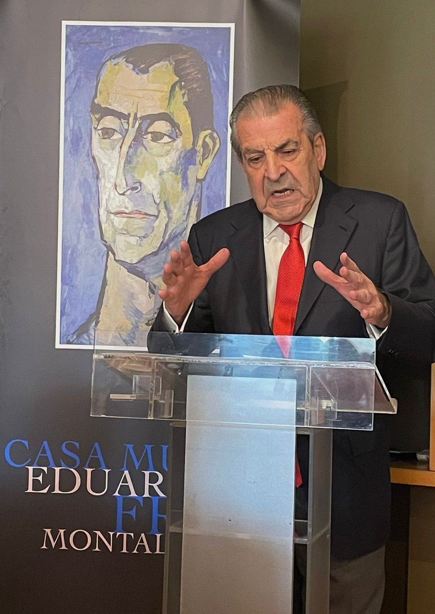 Recibiendo la condecoración de la Fundación Bernardo Leighton