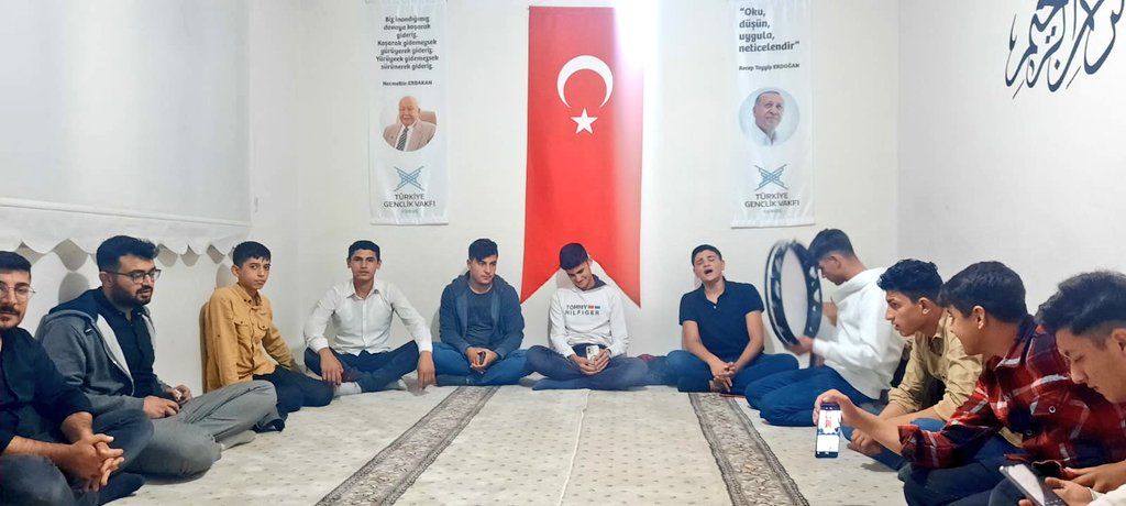 tugvasuruc's tweet photo. Lise Koordinatörlüğümüz bünyesinde Ezelden ebede olan 
"La ilahe illallah" kelimei tevhidin önemi ve dinletisi gerçekleşti. https://t.co/WyTmg8Q27Z