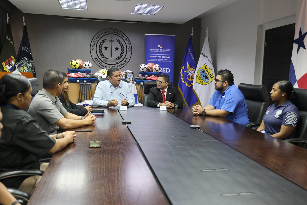 MinGobPma's tweet photo. En el acto de entrega participaron estudiantes de la Academia junto a los Ministros @TejadaRoger y Juan M. Pino, la directora de Participación Ciudadana del @MinSegPma, Marlin Tello y el subdirector de #DIPRED @MiguelRemon.
#UnidosLoHacemos🇵🇦 https://t.co/H7NI2iJ01o