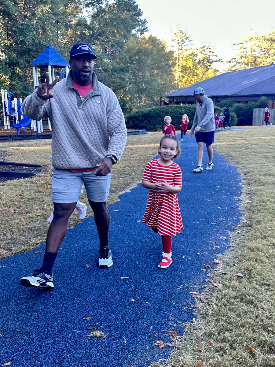 Dean_Road_Elem's tweet photo. We love having our dads at PE! Thanks for joining us for Dad's Day! https://t.co/9jXVY5KBO0