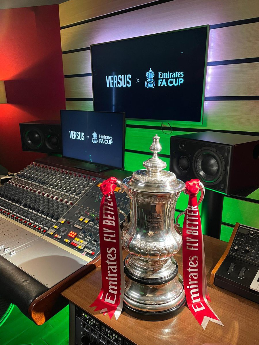 Two icons in the most iconic of places! <a href="/AbbeyRoad/">Abbey Road</a> #EmiratesFACup #BCM10 📸 <a href="/Ben__Forrest/">Ben Forrest</a>