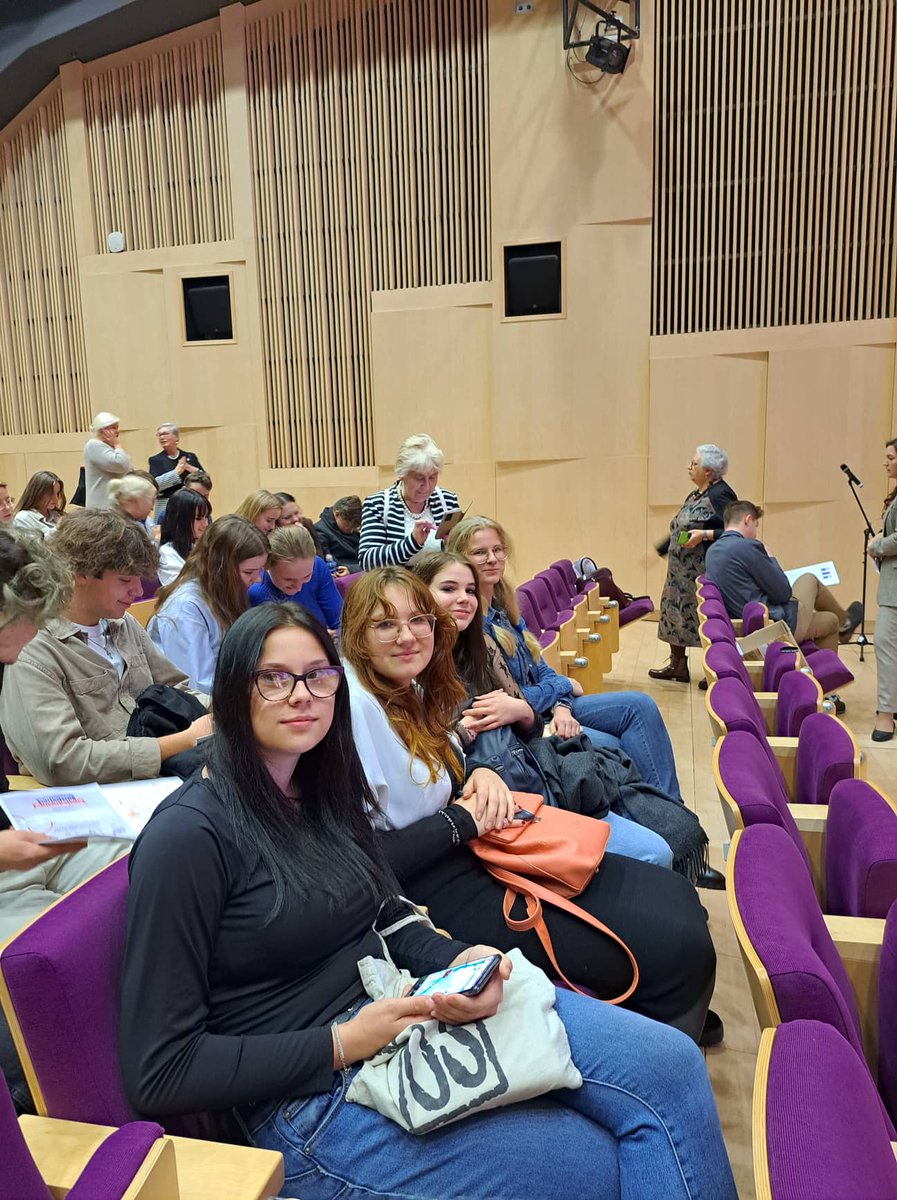 25.oktobrī Valmieras 5.vidusskolas skolēni devās uz Latvijas Nacionālo bibliotēku, lai piedalītos Eiropas Parlamenta Vēstnieku skolas seminārā, kur tika apspriests viss par un ap vēlēšanām, jo vēlēšanas ir Eiropas Vēstnieku skolas šī mācību gada tēma.