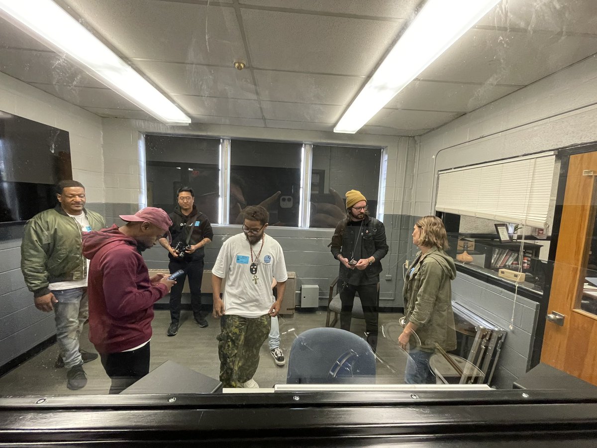 GrantLearns's tweet image. “You can really be who you want to be in this school” - can’t imagine a better quote about @DalewoodMS. Came from one of several producers visiting The new Dalewood Audio Visual Innovation Center with @TheDynamoIs. Industry Q&amp;amp;A, tour &amp;amp; lots of authentic feedback on student work