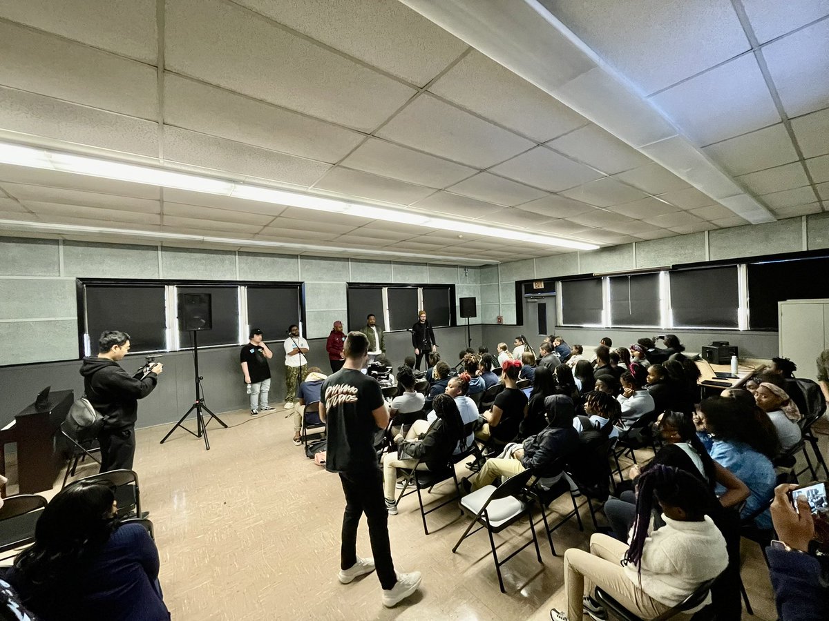 GrantLearns's tweet image. “You can really be who you want to be in this school” - can’t imagine a better quote about @DalewoodMS. Came from one of several producers visiting The new Dalewood Audio Visual Innovation Center with @TheDynamoIs. Industry Q&amp;amp;A, tour &amp;amp; lots of authentic feedback on student work