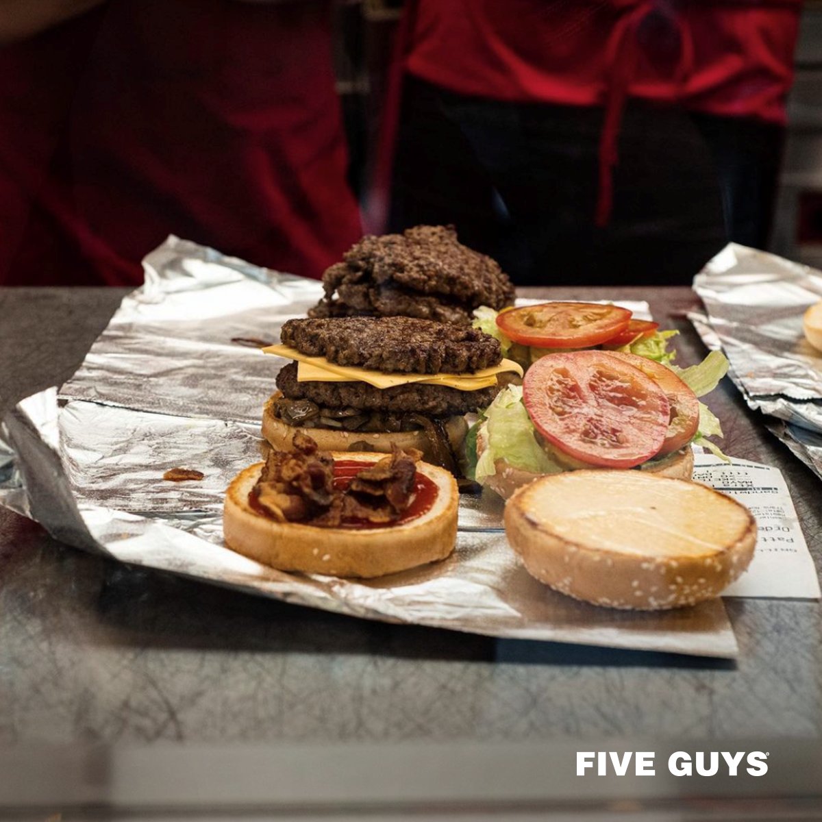 Customizing your burger is even easier when you order online! Begin creating your own burger masterpiece by clicking this link: bit.ly/3De5G1R. (📸: joeylimtehc | Instagram)