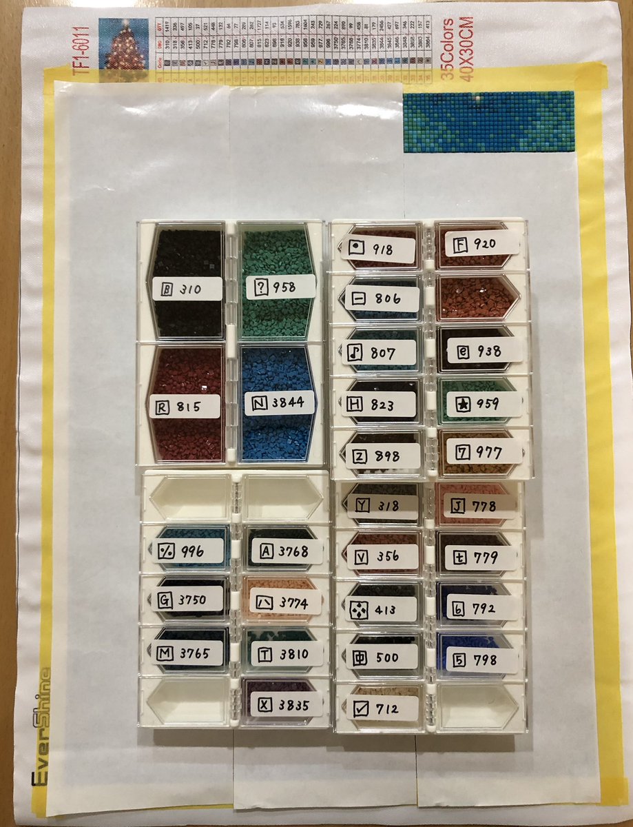 9作品目の準備完了✨
今回はスクエアの30×40cm。
クリスマスの柄です🎄
前の作品は色んな意味で大変だったので切り替えてやっていこうと思います☺
少しやりたくてやっちゃいました。久々にスクエアビーズ触った気がする✨嬉しい🥳

#ダイヤモンドアート