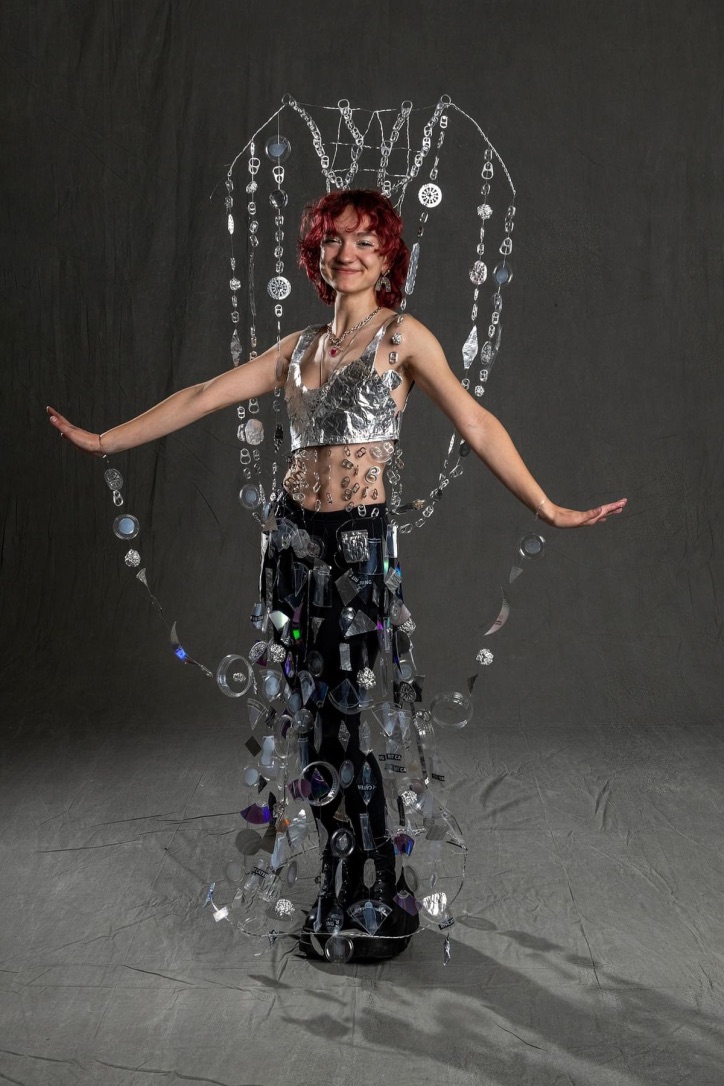 bsingerdesign's tweet photo. VERY inspired at RIT last weekend, by the 1-week charette for all the 1st-year design students! Wearable sculpture to do w/memories was the assignment. Top 10 got to walk the runway at Rochester Fashion week. They slayed it.

#fashion #design #inspiration #recycling #creativity https://t.co/iOnaSQ8z1O