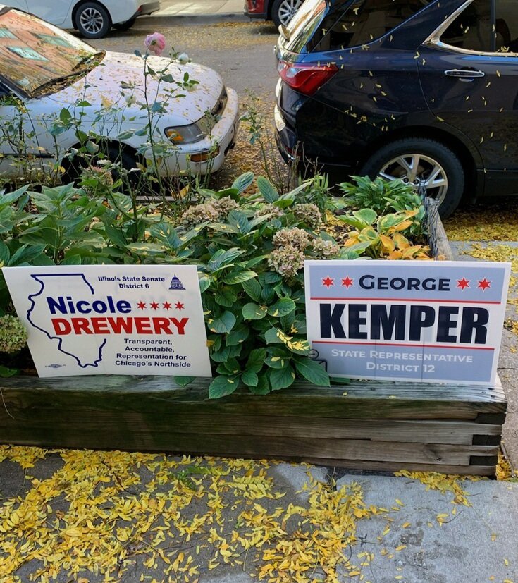 43rdWardGOP's tweet photo. Some people have taken us up on our offer to help with their fall landscaping. These signs for @Nicole4Senate6 &amp; @Kemper4Illinois really make this yard. We have more of their and other GOP candidates' signs for your own landscaping needs. Stop by the office or DM us!
#LincolnPark https://t.co/bnlKOEc5Q3