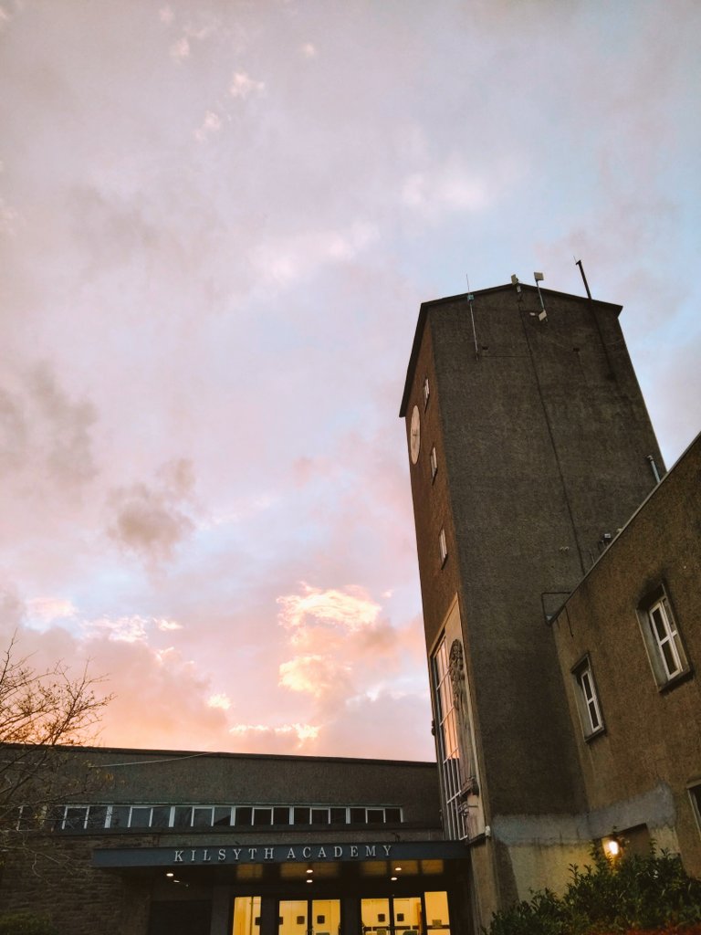 Ka_ArtandDesign's tweet photo. βοΈππ¨The Art & Design dept loves our school building...even more so with a sky like the one we had tonight. This link has great photos (and drawings/plans) from the building's early days, for anyone who's interested #BasilSpence #ModernistArchitecture https://t.co/RVd6Lf1W3D https://t.co/Il7R9LYpNa