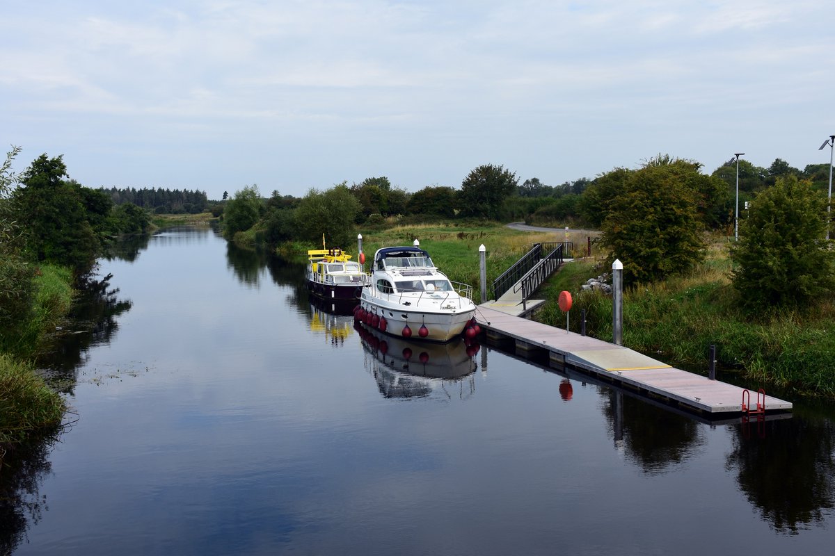 Create your own itinerary and stop off along the way to make for the most memorable experience. For more visit>> silverlinecruisers.com or give us a call +353 (0)57 915 1112. 💙#rivershannon #headintotheblue #irishwaterways #discoverloughderg #boatinglife #boatinglifestyle