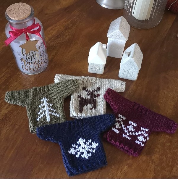 OurWeeCottage's tweet photo. Oh my!! I can't believe I'm saying this, but it's almost THAT time of year again!!! 🎅🎄🎁
To 'celebrate' , I have just added two #Christmas makes to my #Etsy store.....and, if previous years are anything to go by, my knitting needles are going to be very busy!! 😊 https://t.co/8MRrRgbCIu