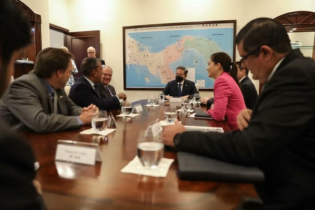 Para abordar temas de interés regional, la canciller @JanainaGob acompañó al presidente @NitoCortizo y al vicepresidente @gabycarrizoj a reunión bilateral con Timothy Michael Kaine, senador de Virginia, y Adriano Espaillat, Congresista de Nueva York. 🇵🇦🇺🇸