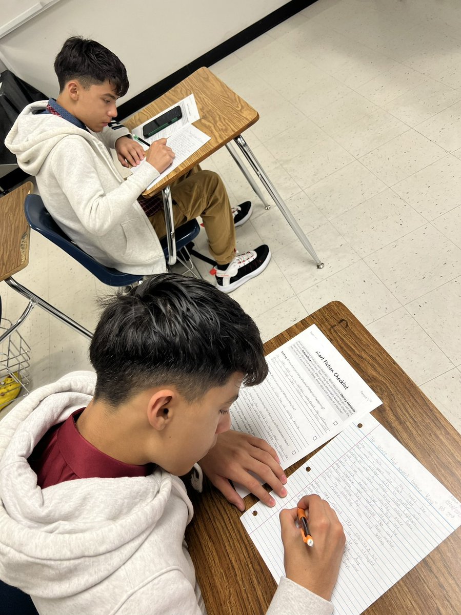 jurbaez_edhs_'s tweet photo. Our @ELDO_BSoccer SO
G⚽️AL- Oriented with writing their creative short stories, it’s like their doing it for Kicks! #ThinkingVoice #AztecEmpire @Coach_RHancock were doing a great job 🥹 📝 https://t.co/zV23kPCDV5