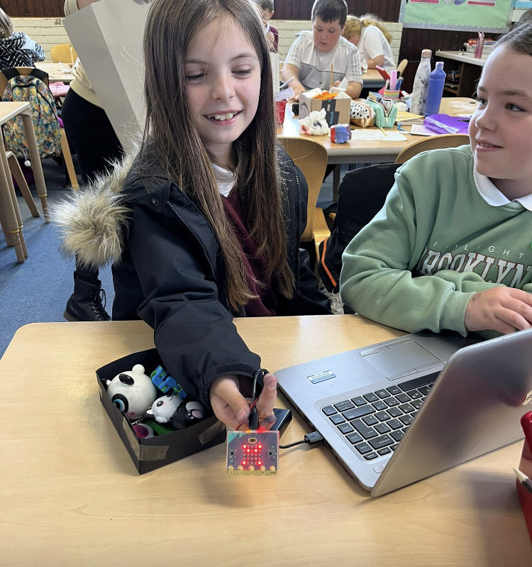 Annbank_PS's tweet image. Our P6 class enjoyed tryn out Coding using micro bits 👍 #Techisfun 😁😁😁