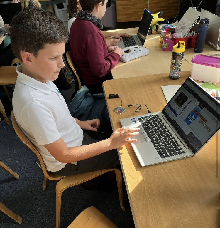 Annbank_PS's tweet image. Our P6 class enjoyed tryn out Coding using micro bits 👍 #Techisfun 😁😁😁