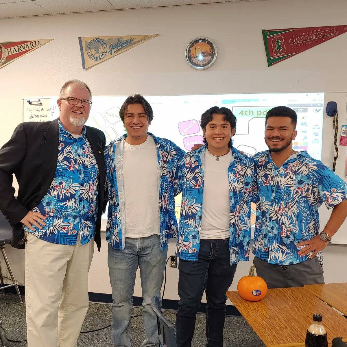 MisterTorg's tweet photo. It's #HawaiianShirtWednesday  @Americas_HS #BlazerNationUnited https://t.co/P7y7UsM9xN