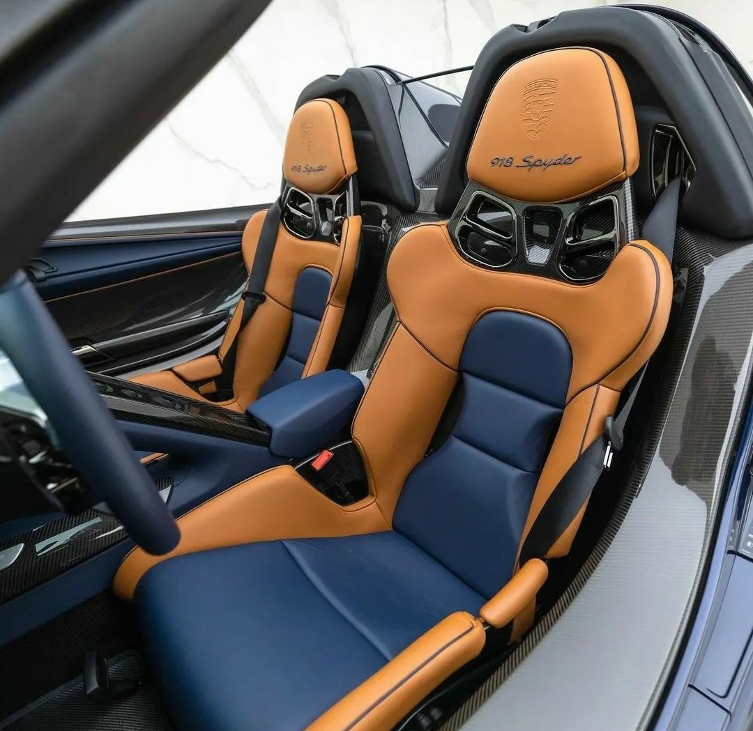 PorscheCIub's tweet photo. Paint-to-Sample Midnight Blue Metallic 918 Spyder https://t.co/8nU4jfuJQY