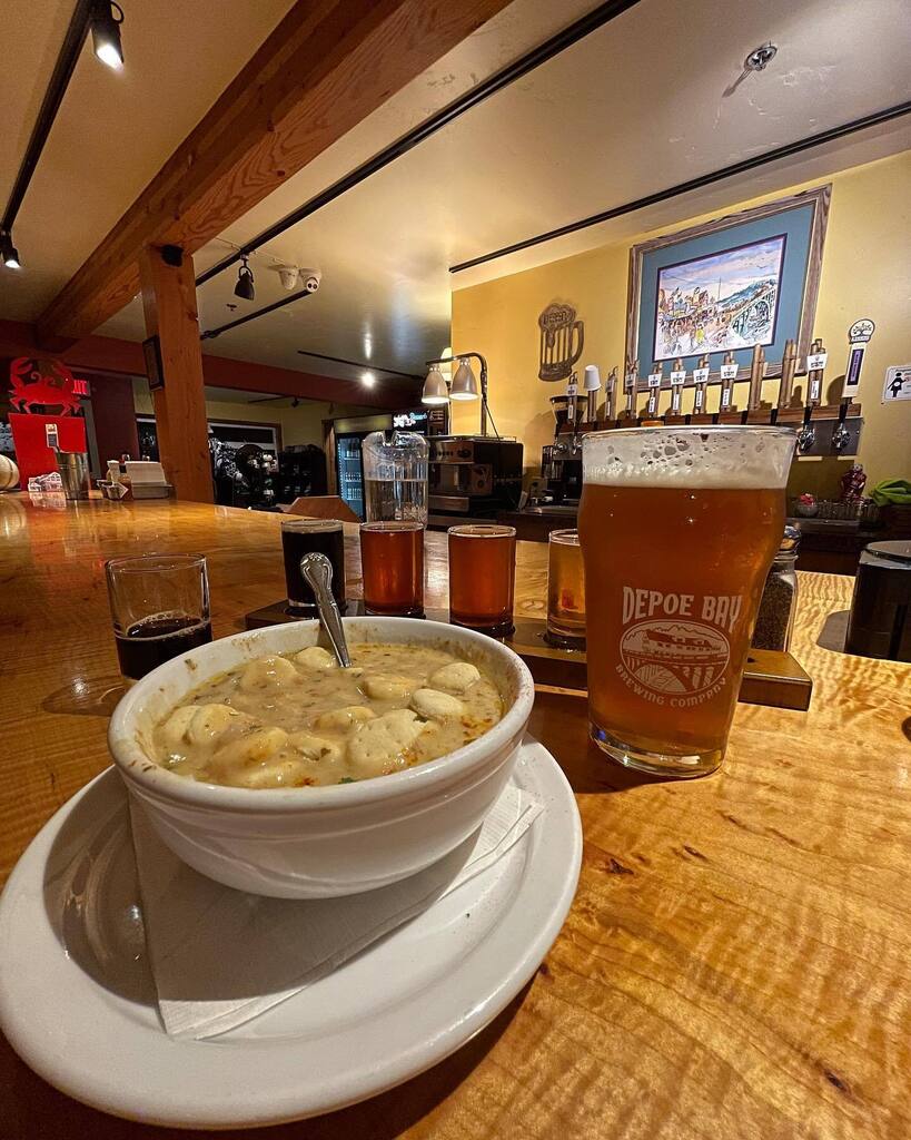 There’s no better place for clam chowder than the Oregon Coast, so of course I had to order a bowl along with my beer flight at @depoebaybrewing and @thehornpublichouse .  The Mac and cheese was pretty amazing too.  Another spot we found thanks to the @oregoncoastcraftbeertr…