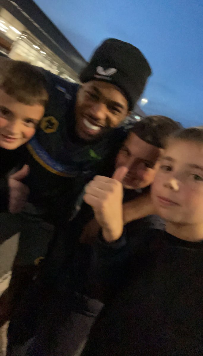 charliebeau1's tweet photo. When my lad &amp; his cousins challenge Adama to a race !! What a down to earth top man !🟧⬛️⚽️ https://t.co/Fi0QfHa0F9