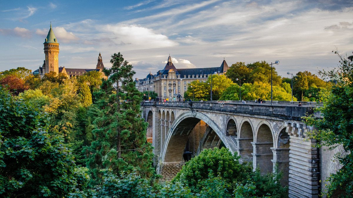 🇱🇺Luxembourg: For a unique cityscape Tiny landlocked Luxembourg is often overlooked in favour of its more famous neighbours France and Germany, but its fairytale capital, medieval castles and picturesque villages make it well worth a visit. 👉cutt.ly/XNsLw9I