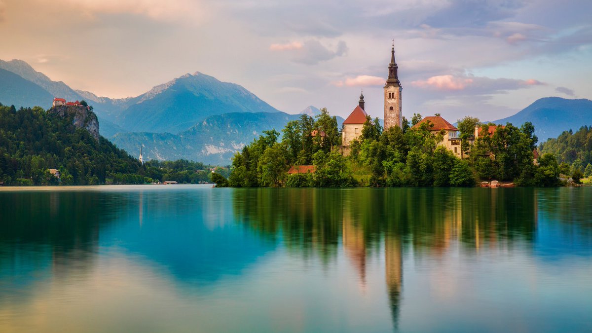🇸🇮Slovenia: For outdoorsy adventurers Nestled between Italy, Austria, Hungary and Croatia, Slovenia is an undiscovered dream for outdoorsy types. With glittering lakes, majestic waterfalls and flowing turquoise rivers to admire, the views are unforgettable 😍