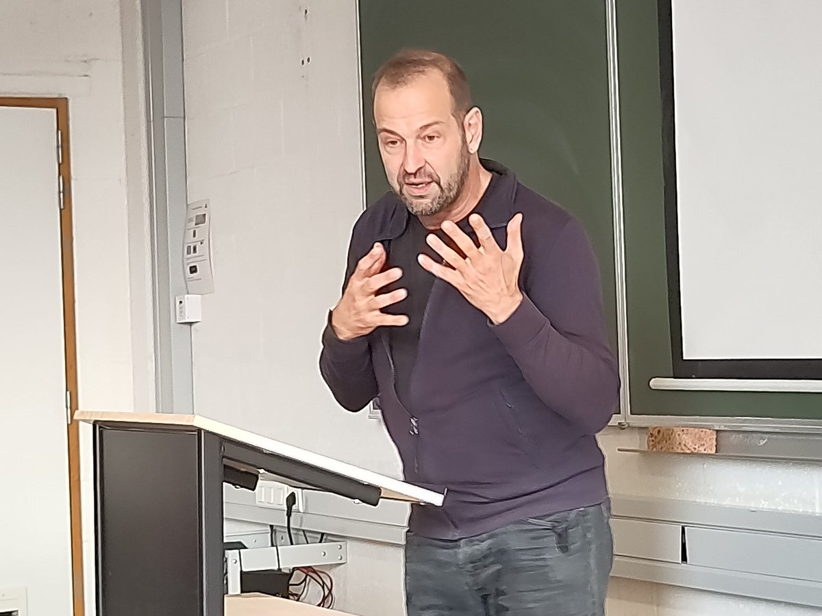 Day 3 of #CJC22: Our @JMGoteborg <a href="/cfjparis/">CFJ Paris</a> <a href="/ifkmw/">IfKMW Leipzig</a> journalism students pitched great story ideas and got feedback from their mates and mentors (<a href="/hsc55/">Harald Schumann</a> <a href="/edperrin/">edperrin</a> <a href="/Hackette7/">Brigitte Alfter</a> <a href="/ullasatereie/">Ulla Sätereie</a>). Hans van Scharen from <a href="/corporateeurope/">Corporate Europe Observatory (CEO)</a> gave us insights into the lobby work of big money.