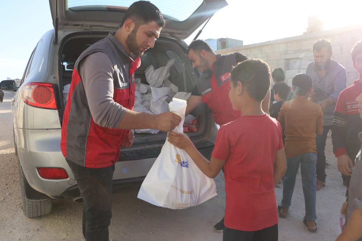 Adağınız Var Unutmayın! Suriye’nin İdlib bölgesinde bulunan yardım ekibimiz briket evlerde yaşayan 150 mülteci aileye kurban eti dağıtımı gerçekleştirdi. Hisse Bedeli ➡️ 1250 TL ☎️ 0216 614 04 61 🌐 bagis.sadakatasi.org.tr/#adakkurban