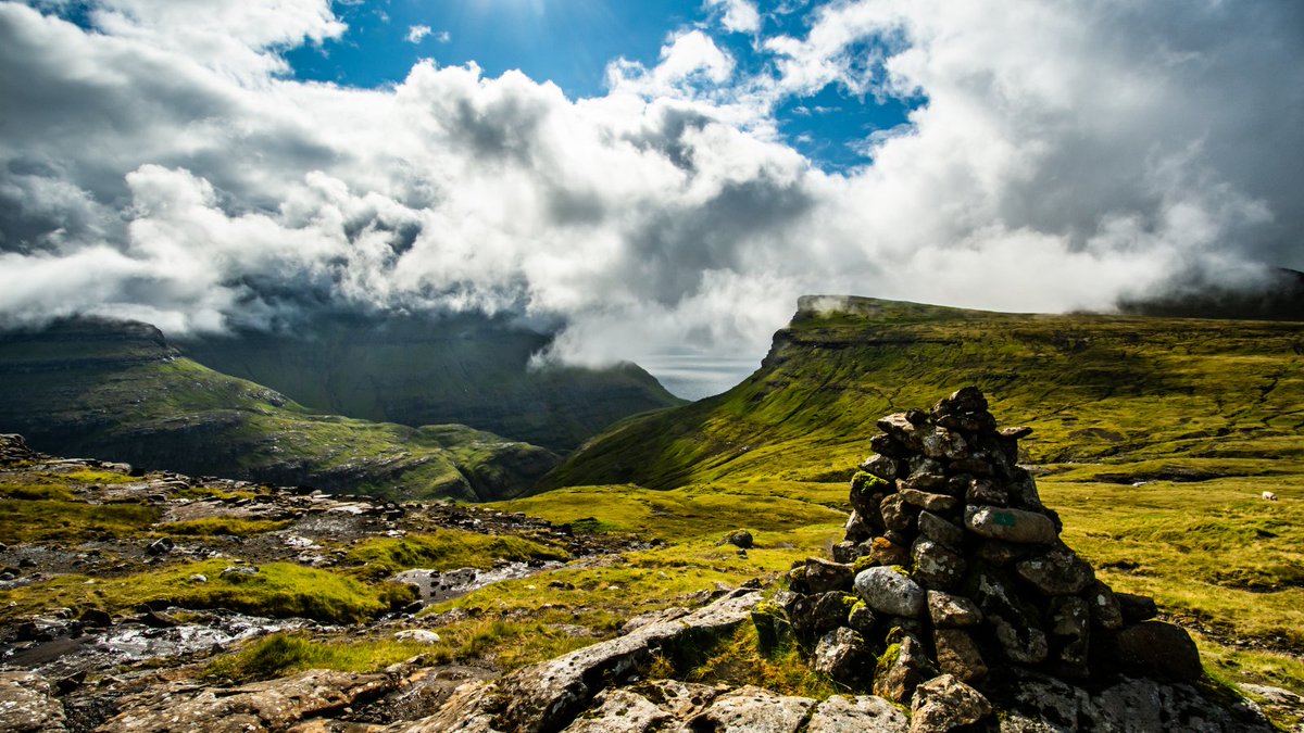 🇫🇴The Faroe Islands: For a break from society Composed of 18 different islands, it’s impossible not to fall in love with the archipelago’s plunging cliffs, adorable puffins, crashing waves and stark moorlands. 👉cutt.ly/XNsLw9I