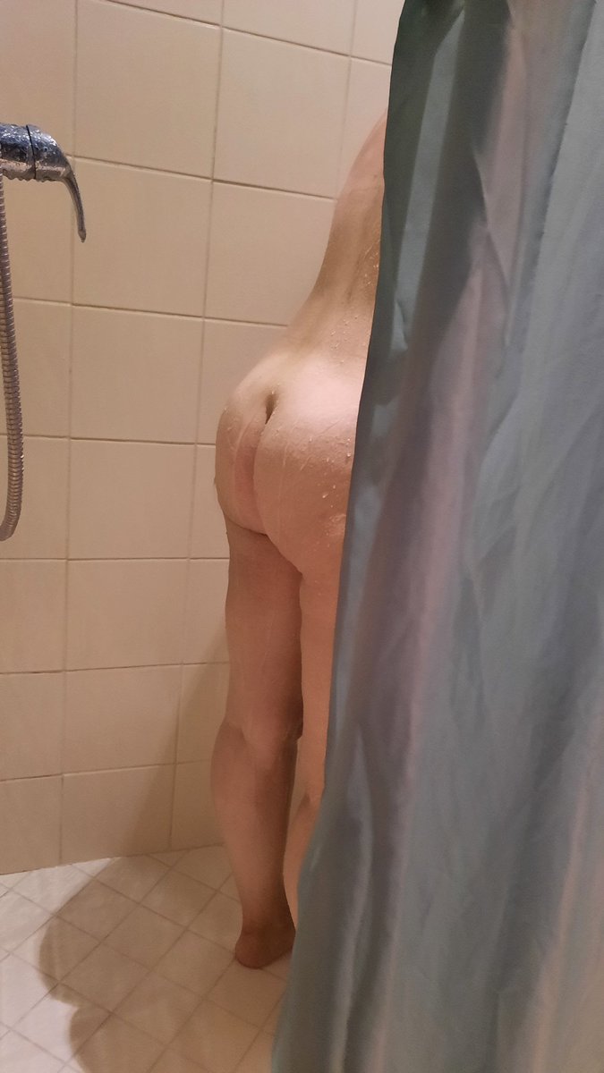MarkieEveline's tweet photo. Even met z'n tweeรซn douchen voor het werk #showersex #geilkoppel #amateursex #ass #showerass #triogezocht https://t.co/1y92VncTuc