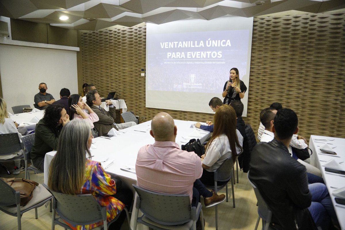 #AEstaHora en unión con <a href="/camivillamizar/">María Camila Villamizar Assaf</a>, secretaria de Gobierno, presentamos a los empresarios de la industria del entretenimiento una nueva versión de la Ventanilla Única de Eventos de la <a href="/AlcaldiadeMed/">Alcaldía de Medellín</a>
👉Ahora es más fácil hacer eventos y filmaciones audiovisuales en Medellín🧑‍💻
