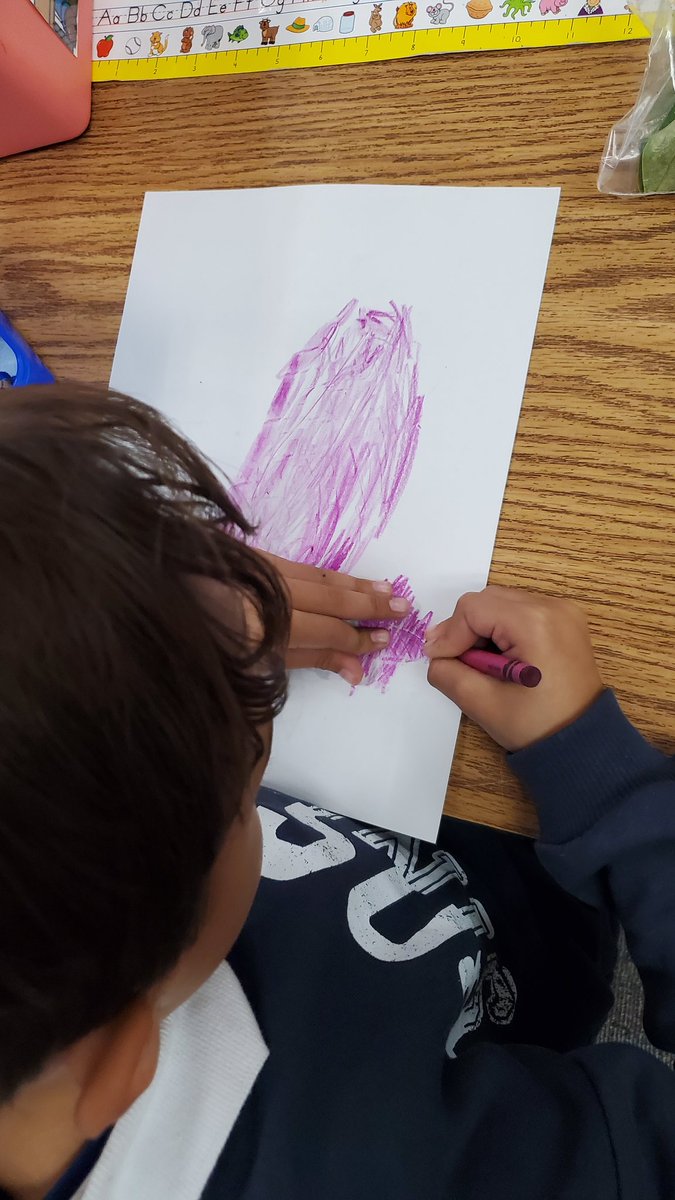 Buffalo_Creek1's tweet photo. Ms. Rojas' kindergarteners made imprints for their lesson on leaves. We love the integration of art during science time! https://t.co/Hj9P5jATXY