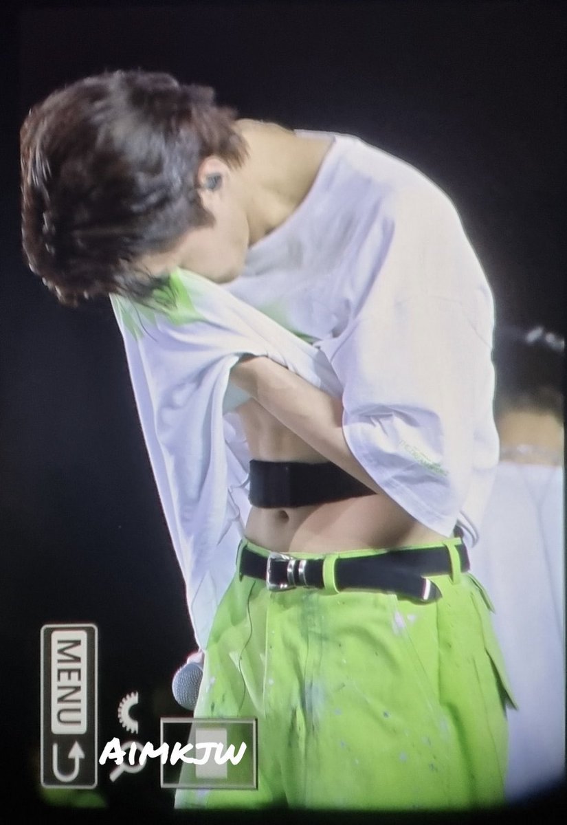 990802mklee's tweet photo. 마크 복근 무슨일인지 저는 진짜 모르겟어요 https://t.co/vfJaZf7kSS