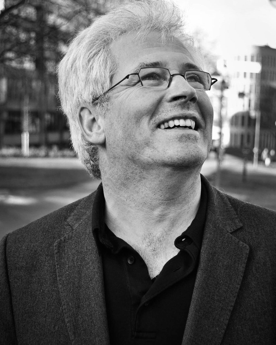 Moeial's tweet photo. In de rubriek “Letterenlicht” praat redactielid Rieneke met professoren letterkunde om literatuur weer meer in de kijker te plaatsen. Vandaag: professor Hans Vandevoorde, hoofddocent Nederlandse literatuur. 

🖋: @rnklmmns 
📸: Archief VUB &amp; @rnklmmns https://t.co/fi7kfmKzRj