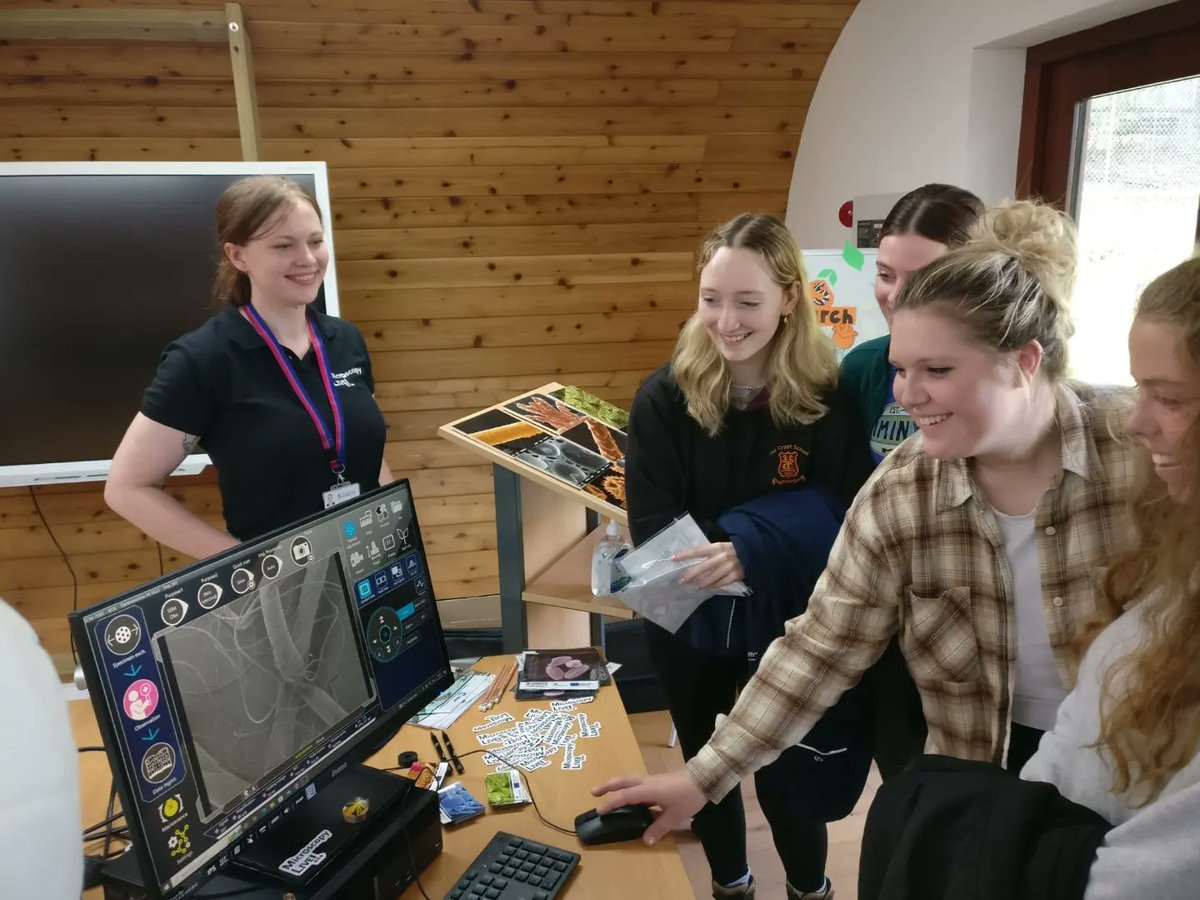 EMC_PlymUni's tweet photo. We're having a great time at @dartmoorzoo representing #MicroscopyLive and our #PMCN project! We've looked at a jungle nymph leg, feathers, animal hair &amp; insects 🪲 

We're around this afternoon and tomorrow for some live analysis using our @jeoleurope Neoscope Benchtop SEM🔬 https://t.co/WbQKsGYLLZ
