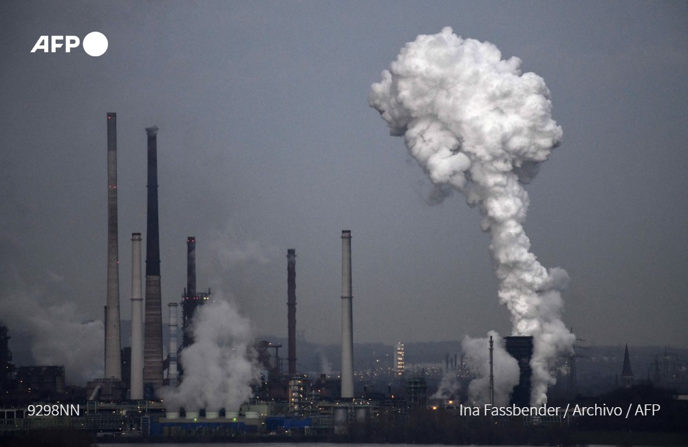 AFPespanol's tweet photo. 🌎 Los últimos compromisos internacionales sobre el clima están "muy lejos" de responder al objetivo del Acuerdo de París de limitar el calentamiento global a +1,5 °C, advirtió la oficina de Cambio Climático de la ONU, a menos de dos semanas de la COP27 #AFP https://t.co/A2PdtxPo5p