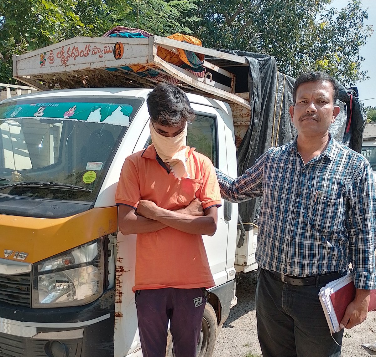 చదివింది BTech.
ఓ అమ్మాయిని ప్రేమించాడు
ఉద్యోగం లేదు.
#MONEY లేదు.
ఏమ్ చేయాలో అర్థం కాలేదు.
బండి తోలితే 1000 ఇస్తాం అంటే,
#Ration #Rice లోడ్ తో ఇలా చిక్కాడు.
సార్..నేను #jail కు పోతనా.?! అంటే
#Bail ఇచ్చా.
సార్..నా కొడుక్కి
మీ పేరే పెట్టుకుంటా సార్ అన్నాడు