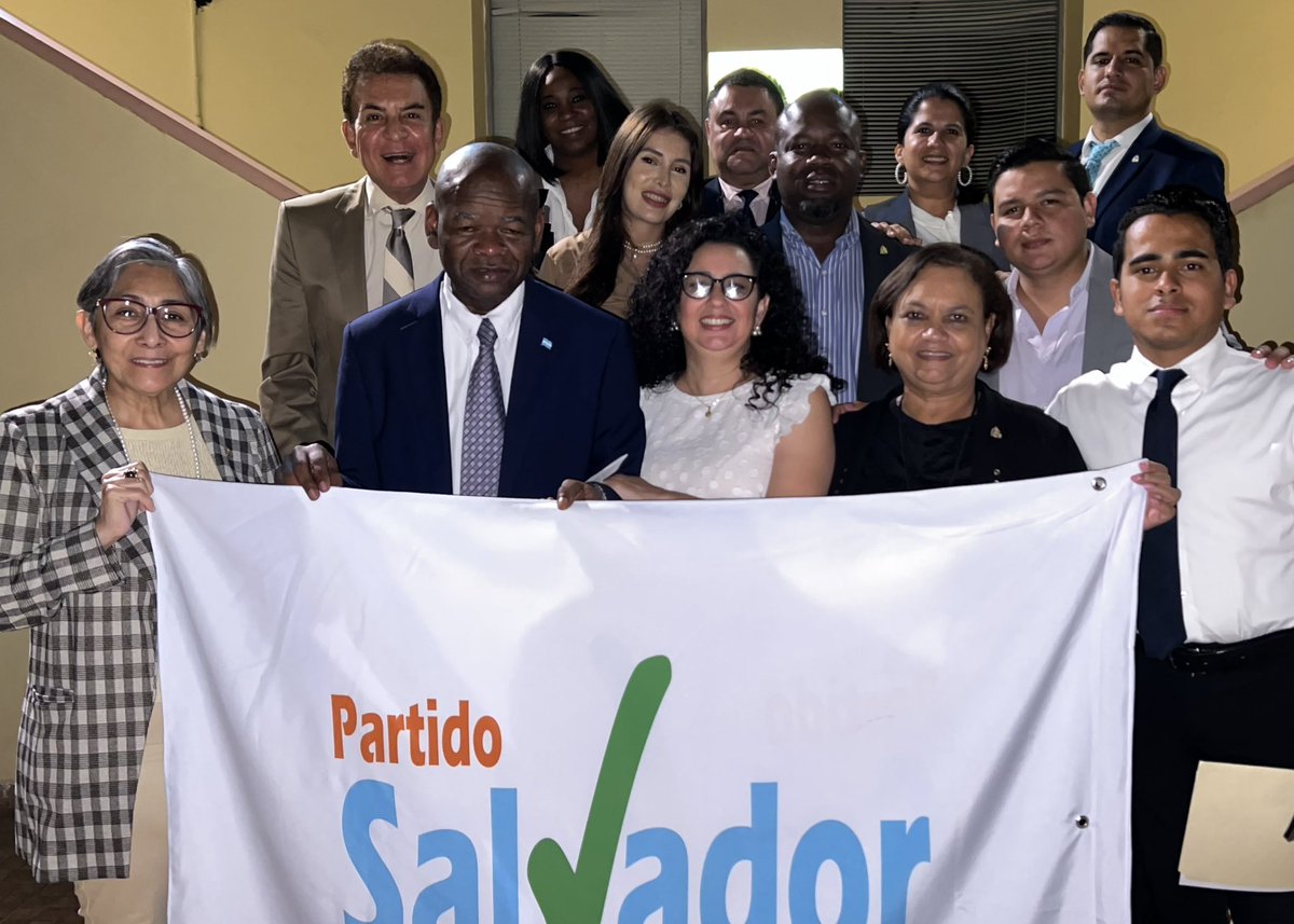 Larga reunión con bancada partido Salvador de Honduras PSH ayer. <a href="/SEguigurems/">Suyapa María Figueroa Eguigurems</a> salió antes.Felicito a todos <a href="/TomasRamirez50/">Tomas Ramirez</a> <a href="/AbogadaEspinoza/">Maribel Espinoza</a> @jhosytoscano_hn <a href="/IroshkaElvir/">Iroshka Elvir Diputada</a> <a href="/OsmanChvez5/">Osman Chávez</a> <a href="/FatimaMenaHN/">Fátima Mena Baide</a> <a href="/drcumana/">Carlos Umaña . firmes y dignos</a> <a href="/dermaligia/">Ligia Ramos</a> <a href="/josuecolindres_/">Josue Colindres</a> Kenia,Lourdes,Roman,MauricioAMAMOS HONDURAS