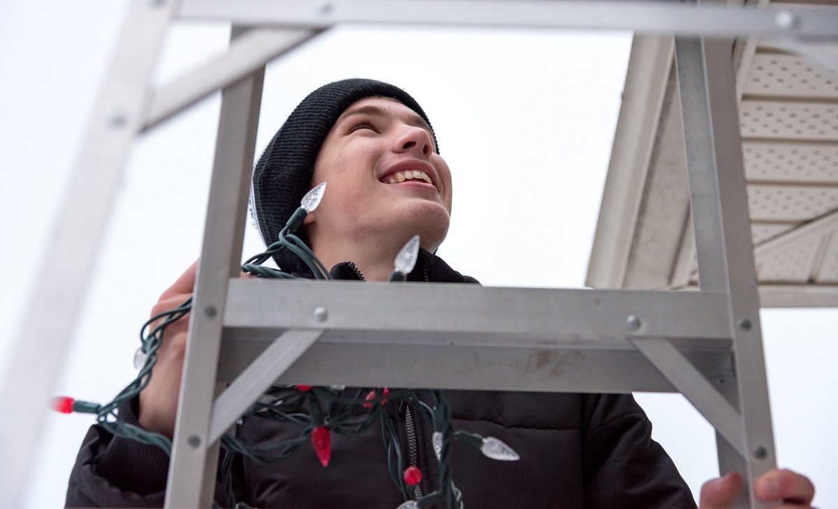 GrandBridgeNRG's tweet image. Before you start yard work or outdoor home maintenance, locate overhead powerlines. Be especially aware of powerlines that may be hidden by trees or nearby if you're climbing a ladder. #RespectThePower #PowerlineSafety