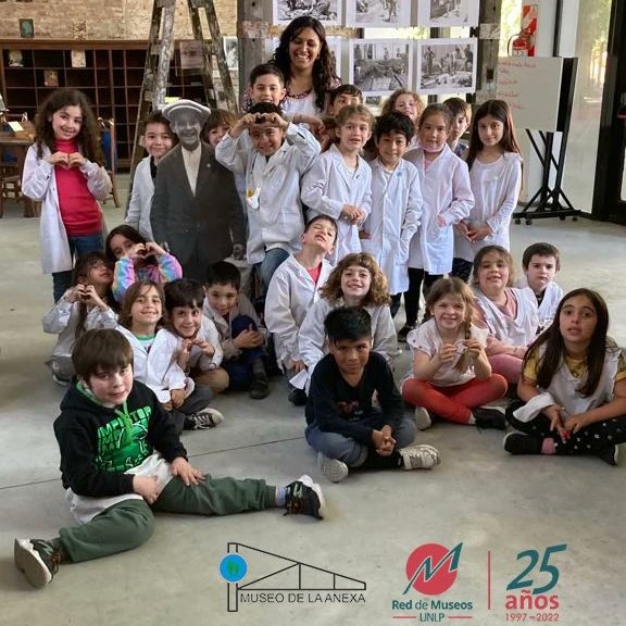 MuseodelaAnexa's tweet photo. El día lunes vinieron a visitar nuestra Sala Aula Taller alumnos y alumnas de 1°C junto a las docentes Estefanía Alemán y Valeria Giambruni. Conocieron la historia de la escuela y de nuestro museo.
¡Muchas gracias por visitarnos!
@MuseosUnlp @unlp #anexa #unlp #visitaescolar https://t.co/hkdssJOlQO