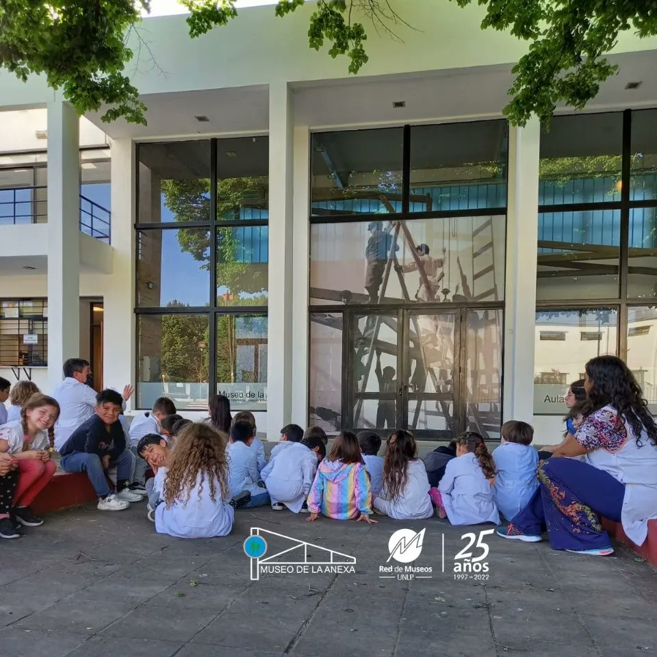 MuseodelaAnexa's tweet photo. El día lunes vinieron a visitar nuestra Sala Aula Taller alumnos y alumnas de 1°C junto a las docentes Estefanía Alemán y Valeria Giambruni. Conocieron la historia de la escuela y de nuestro museo.
¡Muchas gracias por visitarnos!
@MuseosUnlp @unlp #anexa #unlp #visitaescolar https://t.co/hkdssJOlQO