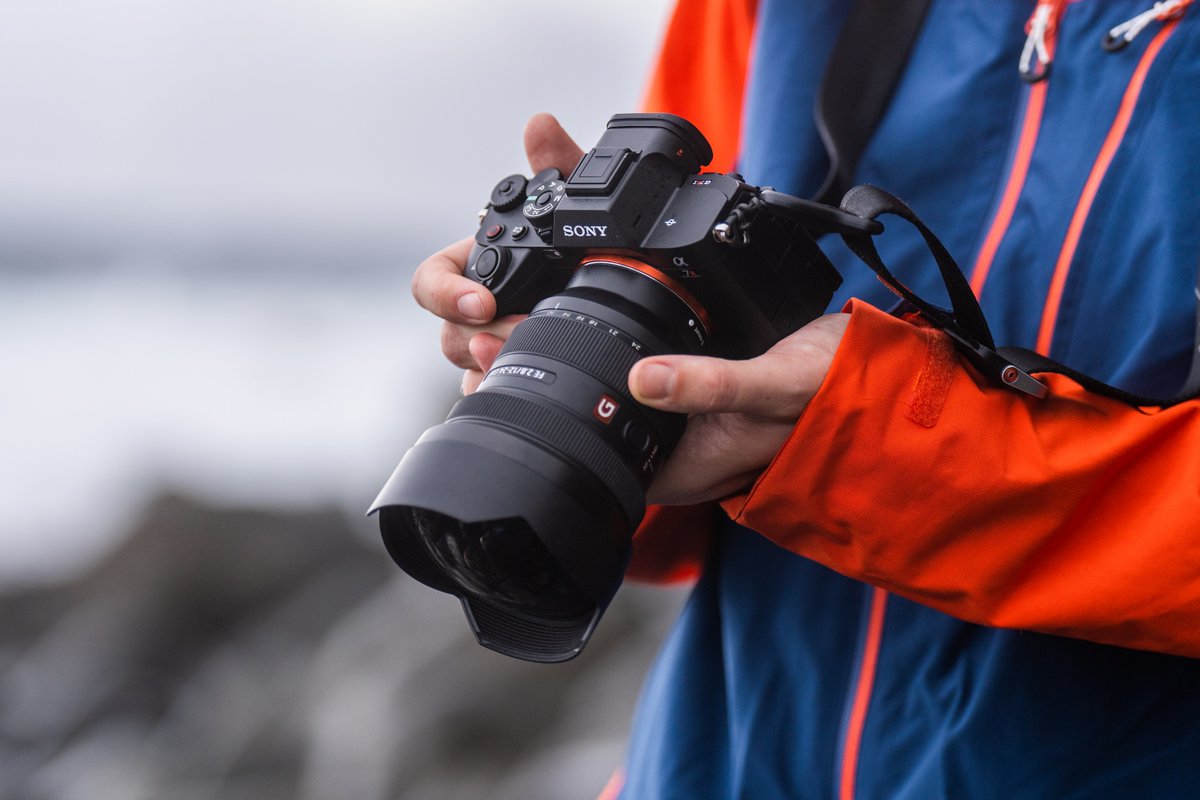 Dürfen wir vorstellen: Die neue #SonyAlpha 7R V. Die Kamera bietet ein neues High-Resolution-Bilderlebnis mit KI-basiertem Autofokus. 

Mehr erfährt ihr zur neuen Alpha 7R V unter: bit.ly/3gKQAJE

#Sony #BeAlpha #Alpha7RV