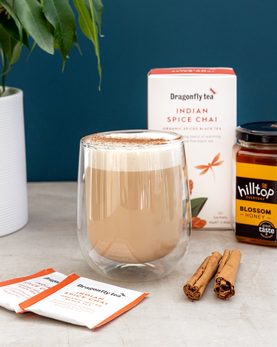 hilltop_honey's tweet photo. Our friends at @dragonflyteauk created this beautiful recipe - made with their Organic Indian Spice Chai teabags &amp; our Everyday Blossom Honey jar🍂.

Find the recipe via the link in our bio.

#chailatte #autumn #time #timefortea #Hilltophoney #lovehilltop #spicedchai https://t.co/NrQtVrjgEQ