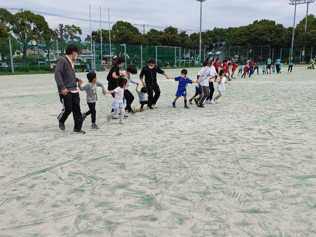 RFU_Shizuoka's tweet photo. 【親子ラグビー教室🏉】

10月22日（土）清水町の総合運動公園にて #親子ラグビー教室 を開催しました！

講師は、#静岡県ラグビーフットボール協会 理事の #小野澤宏時 と #野毛伸子 が担当しました。

当日は42名の親子が参加し、パスやゲームなどを行いました🏉

#静岡県ラグビー協会 #SRFU https://t.co/U59O4h104u