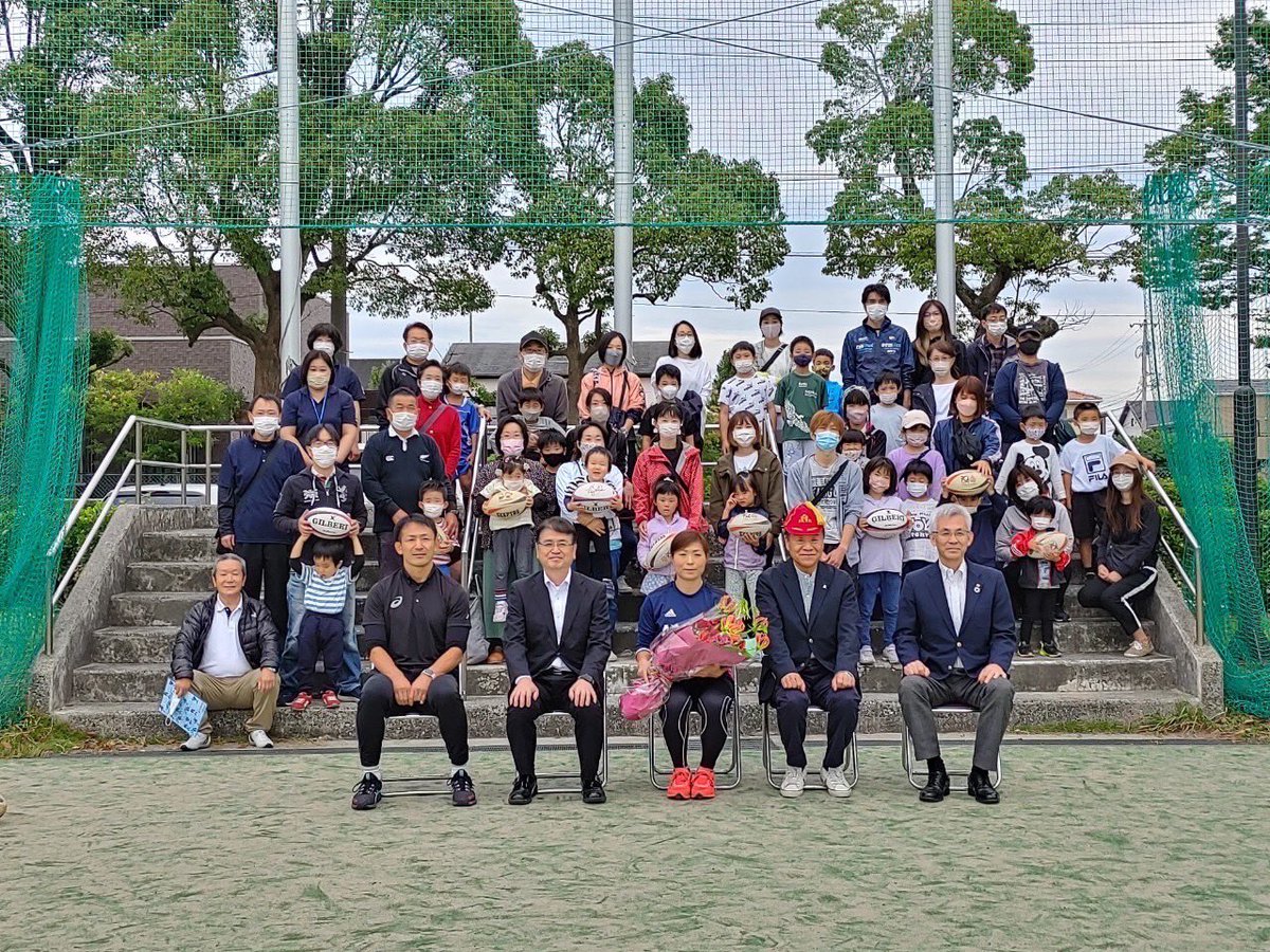 RFU_Shizuoka's tweet photo. 【親子ラグビー教室🏉】

10月22日（土）清水町の総合運動公園にて #親子ラグビー教室 を開催しました！

講師は、#静岡県ラグビーフットボール協会 理事の #小野澤宏時 と #野毛伸子 が担当しました。

当日は42名の親子が参加し、パスやゲームなどを行いました🏉

#静岡県ラグビー協会 #SRFU https://t.co/U59O4h104u
