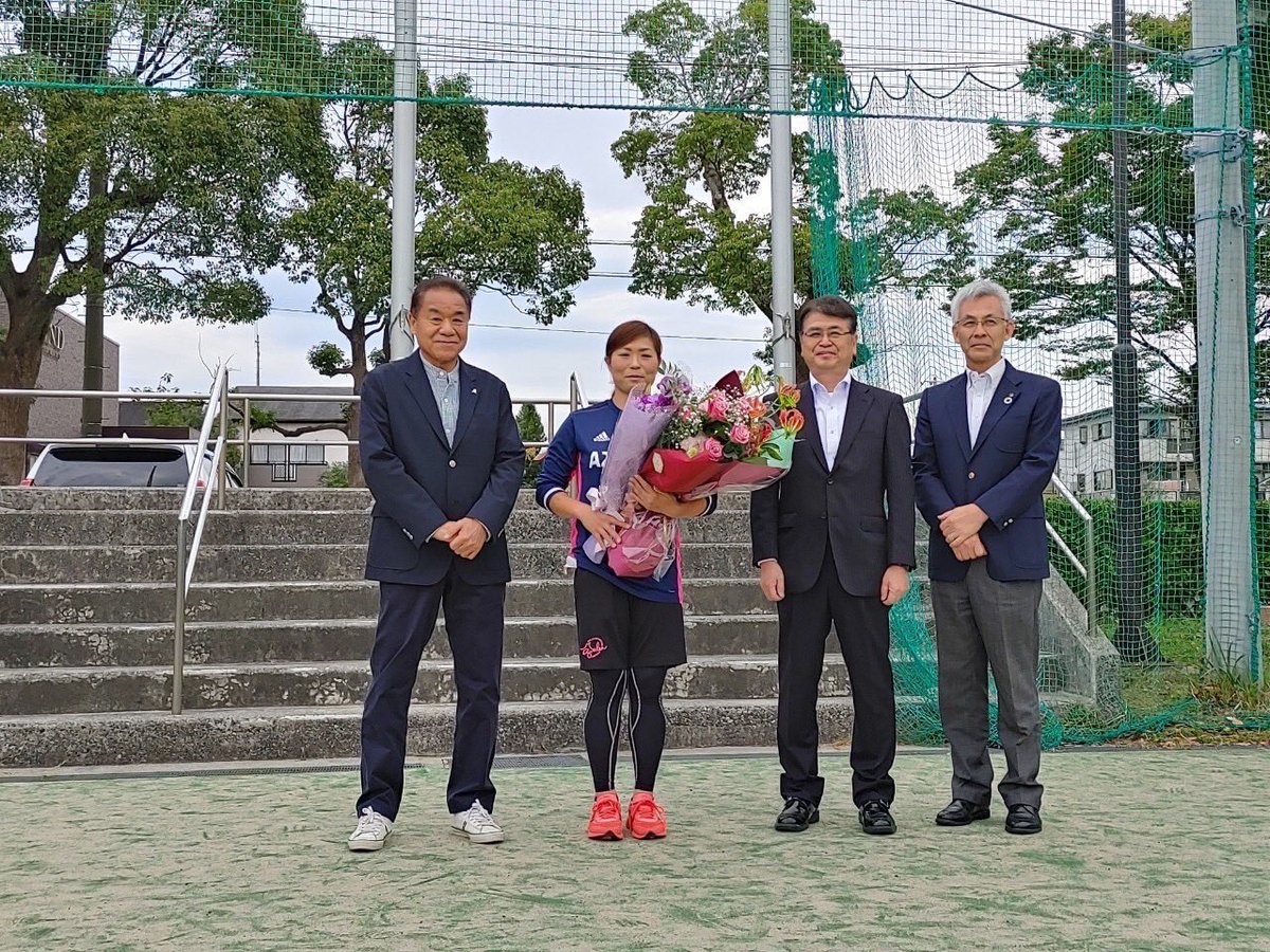RFU_Shizuoka's tweet photo. 又、清水町出身の野毛理事が #アザレア・セブン 監督に就任したお祝いとして就任セレモニーも同時に開催され、清水町長・副町長・教育長より花束を贈呈していただきました。

#親子ラグビー教室
#静岡県ラグビー協会
#SRFU https://t.co/bfxiiHSlb6