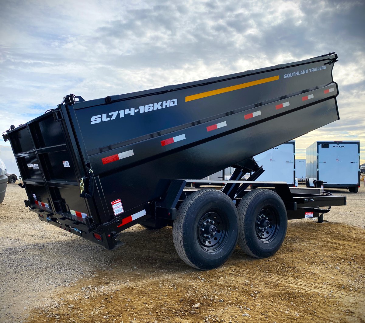SL714-16K High Side Dump Trailer ready to work for all your oversized loads. Check them out online or at your nearest dealer. southlandtrailers.com/where-to-buy/ #teameffort #industryleader #empoweringothers #equipmenttrailer #hiringnow #trades #careers #growthmindset #yql