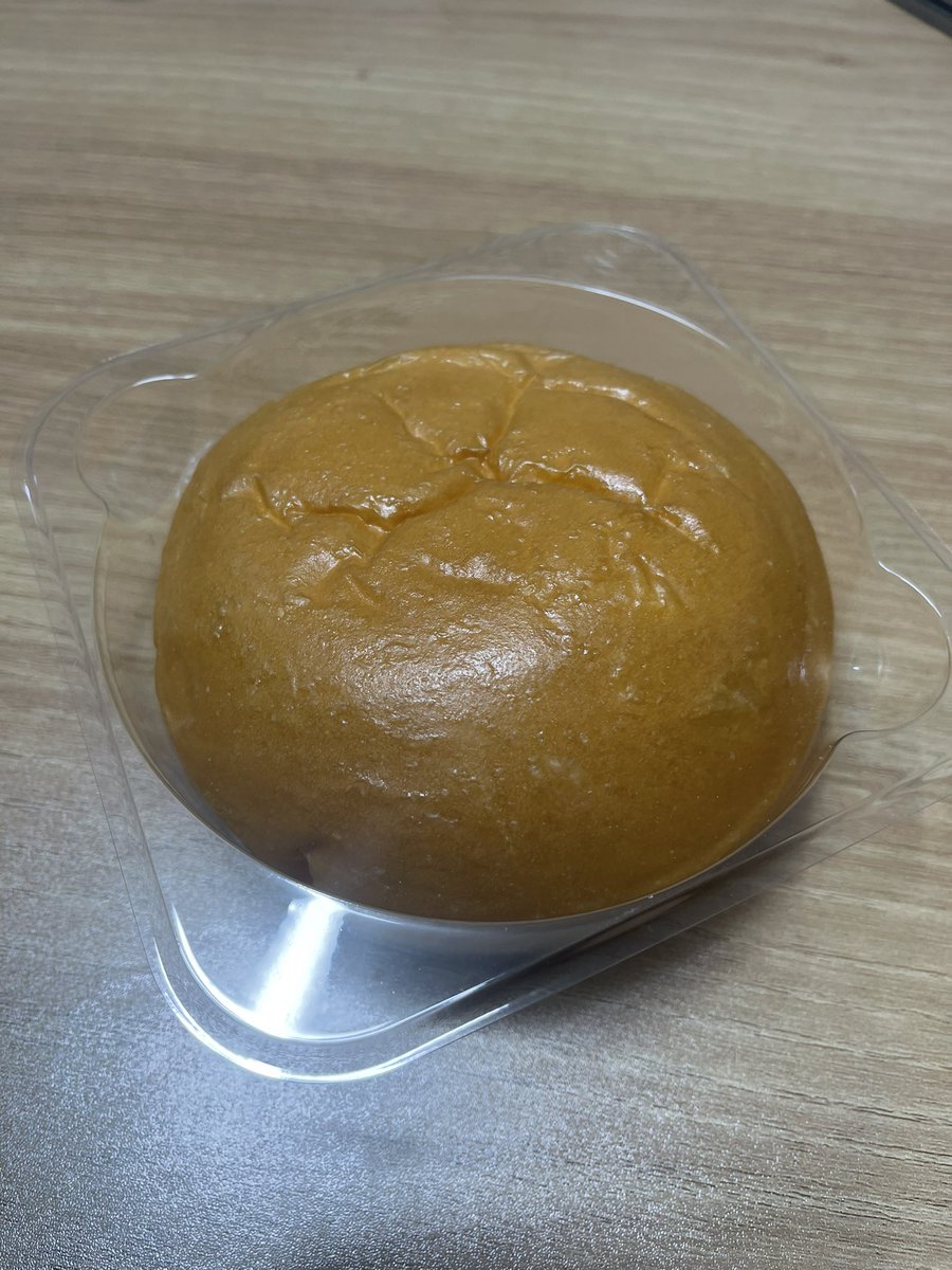 headashots's tweet photo. これは韓国人の友達が言ってた、今韓国でめっちゃ流行ってるスイーツ。ヨンセ大学という所が作っていてコンビニ限定販売。味は４種類で２つ食べたけどめっちゃ美味い。溢れ出すクリームたっぷり。

#韓国スイーツ　#延世大学 https://t.co/gVBfQ4imXf
