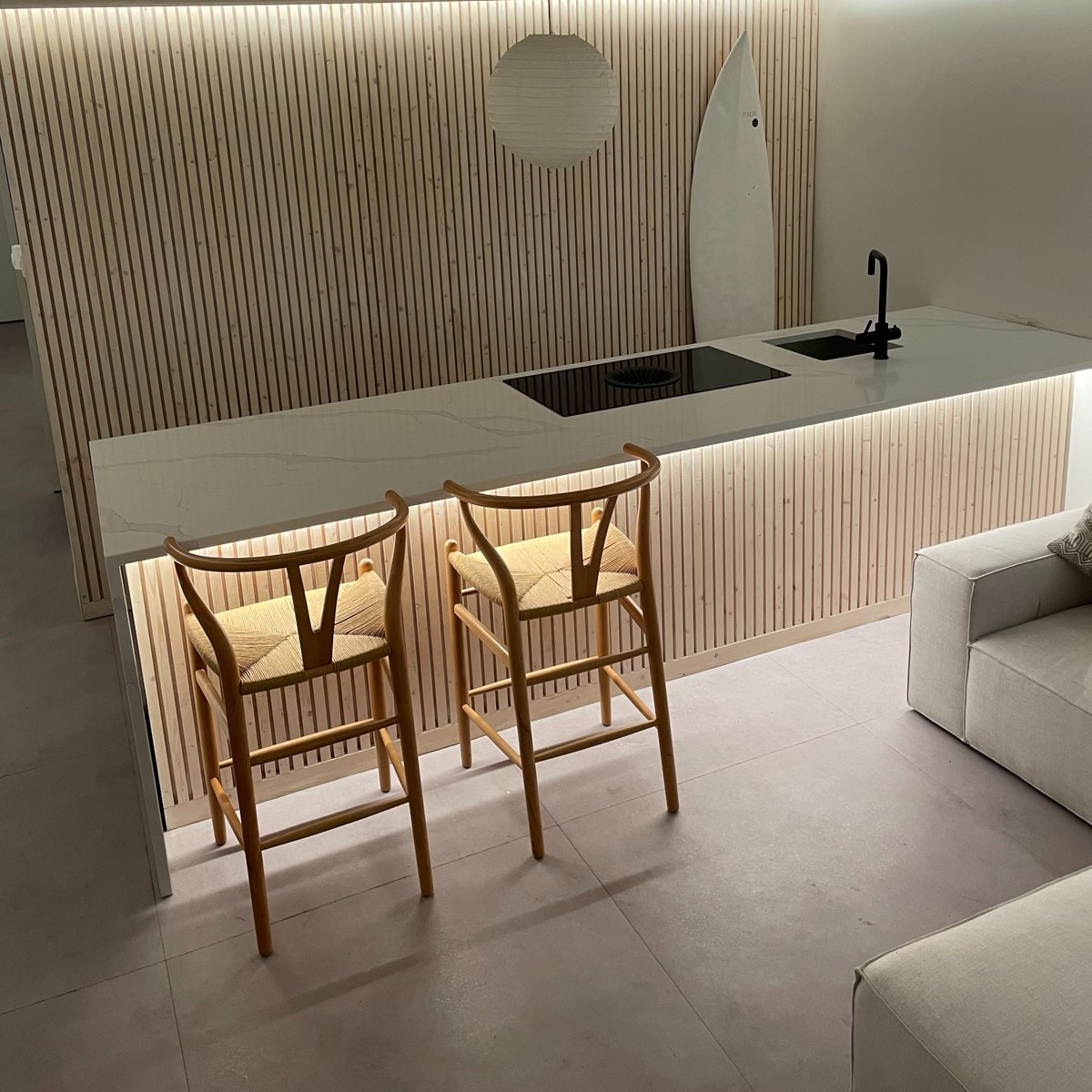GeminiWorktops's tweet photo. A waterfall kitchen island is another great way to add a bit of something extra in a smaller space and really gives that ‘WOW’ factor especially when paired with these slat walls for that ‘Japandi’ feeling🤍

How have you created that ‘WOW’ factor in your kitchen? https://t.co/TdSMpu9Dnn